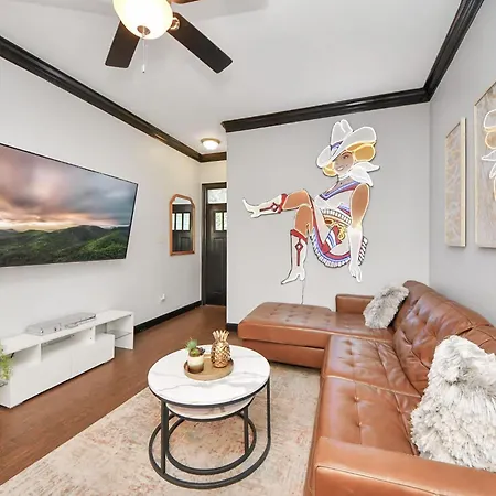 Villa Vibrant Vegas Vibes - Hot Tub & Games - Perfect 4 Family & Groups
